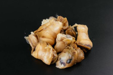 Siyah arkaplanda taze çiğ hamur tatlısı