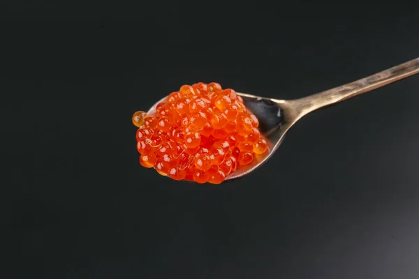 Caviar Salado Rojo Crudo Cuchara Aislada Sobre Fondo Negro — Foto de Stock