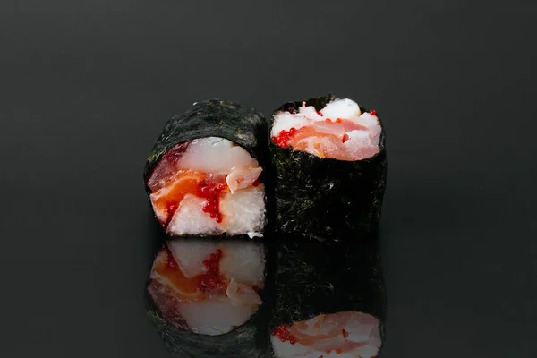 Rotoli Sushi Con Pesce Riso Bianco Con Nori Neri Isolati — Foto Stock