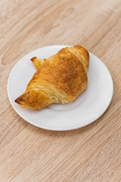 Croissant Met Chocolade Witte Plaat — Stockfoto