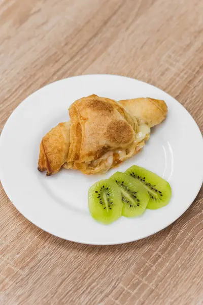 Croissant Met Kiwi Het Bord — Stockfoto