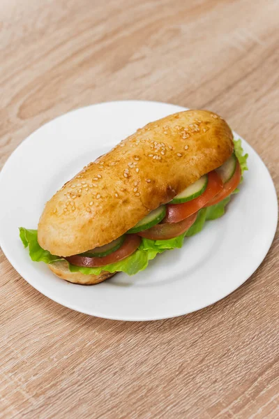 Бутерброд Сыром Овощами Деревянном Столе — стоковое фото
