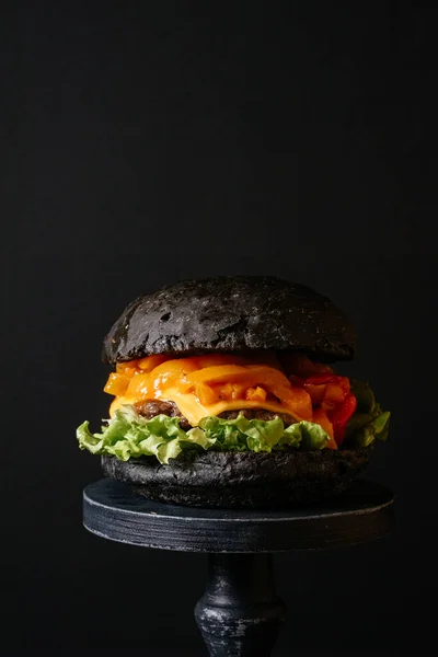 Zbliżenie Smacznego Świeżego Grillowanego Hamburgera Warzywami Serem Cebulą Czarnymi Bułkami — Zdjęcie stockowe