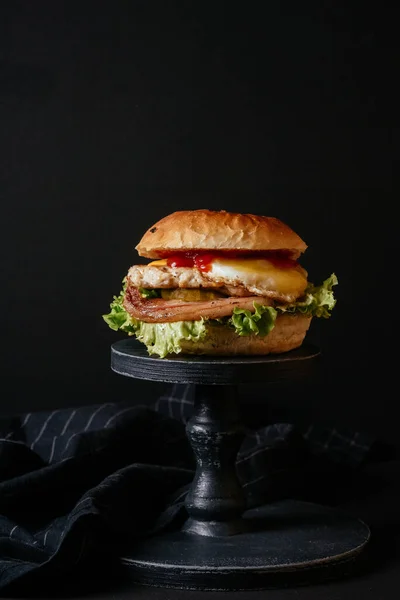 Nahaufnahme Von Leckeren Gegrillten Rindfleisch Burger Mit Gemüse Speck Und — Stockfoto