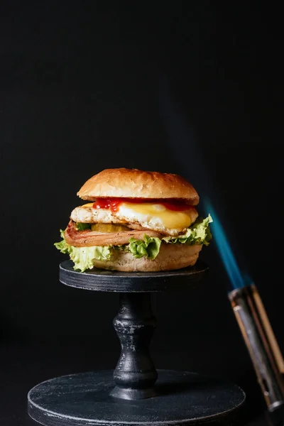 Gegrillter Fleischburger Mit Gemüse Speckscheibe Und Mit Flammenkruste Auf Schwarzem — Stockfoto