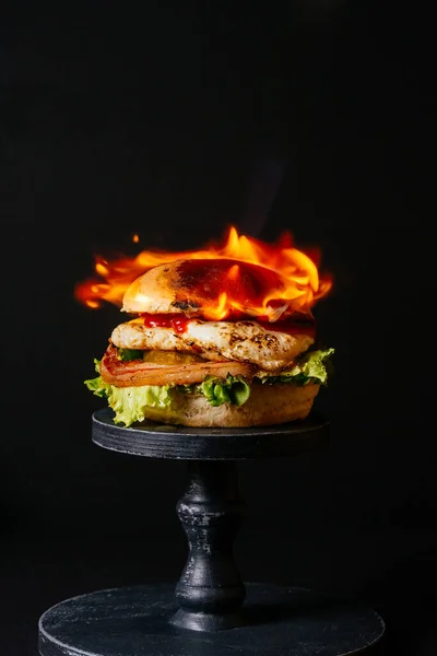 Gegrillter Fleischburger Mit Gemüse Speckscheibe Und Mit Flammenkruste Auf Schwarzem — Stockfoto