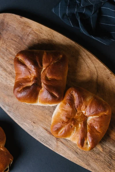 Pães Recém Caseiros Assados Com Crosta Dourada Fundo Placa Madeira — Fotografia de Stock