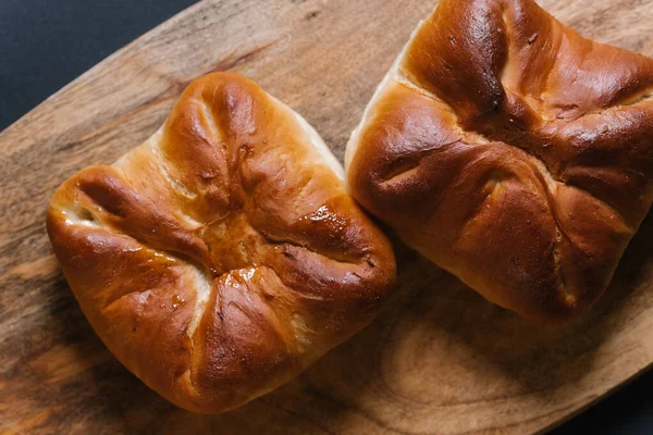 Pães Recém Caseiros Assados Com Crosta Dourada Fundo Placa Madeira — Fotografia de Stock