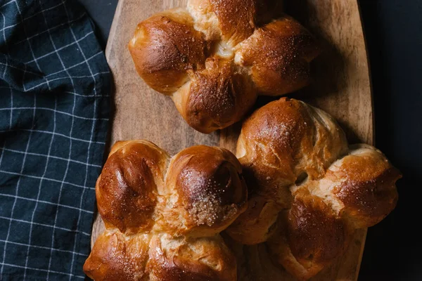 Pães Recém Caseiros Assados Com Crosta Dourada Fundo Placa Madeira — Fotografia de Stock