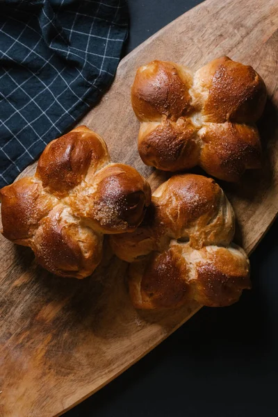 Nybakade Bullar Med Gyllene Skorpa Träskiva Bakgrund — Stockfoto