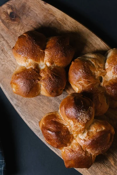 Panini Appena Fatti Casa Con Crosta Dorata Sfondo Cartone Legno — Foto Stock