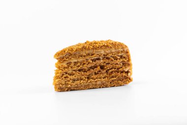 Beyaz arka planda kremalı bir dilim bisküvi.