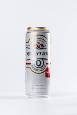 Beyaz arkaplanda izole edilmiş alüminyum bira kutusu