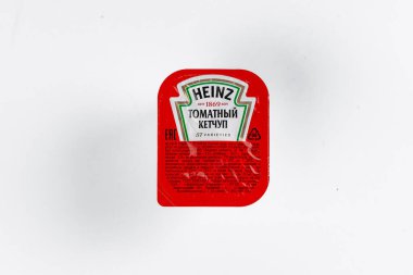 Heinz domates sosu beyaz arka planda küçük pakette