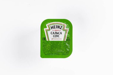 Heinz salsa sosu beyaz arka planda küçük pakette