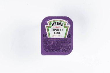 Beyaz arka planda küçük pakette Heinz mor sosu