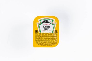 Beyaz arka planda küçük pakette Heinz köri sosu