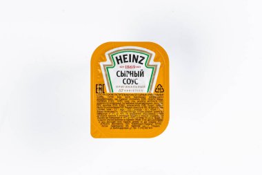 Beyaz arka planda küçük pakette Heinz peyniri sosu
