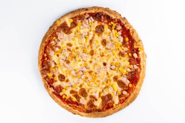 Jambonlu, peynirli ve mantarlı pizza.