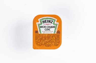 Heinz tatlı ve ekşi sos beyaz arka planda küçük bir paket
