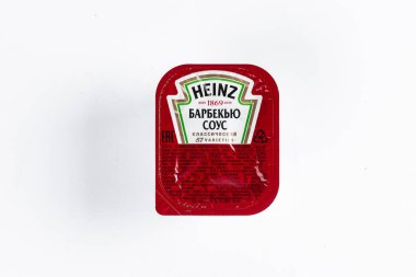 Heinz barbekü sosu beyaz arka planda küçük pakette