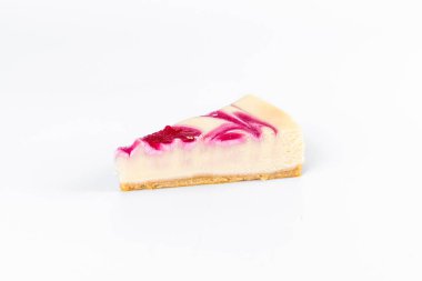 Beyaz arkaplanda ahududu turtası