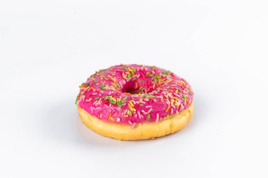 Beyaz arka planda pembe jöleli donut
