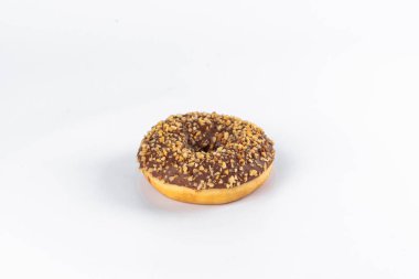 Beyaz arka planda çikolata kaplı donut.