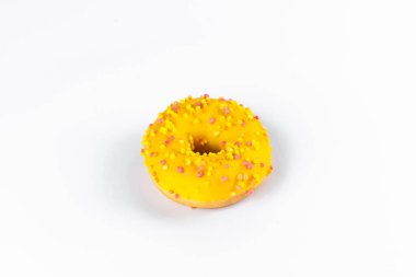 Beyaz arka planda serpiştirilmiş donut