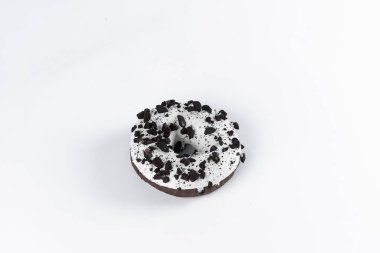 Beyaz arka planda çikolata kaplı donut.