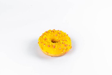 Beyaz arka planda serpiştirilmiş donut