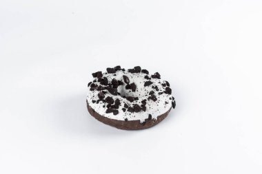 Beyaz arka planda çikolata kaplı donut.