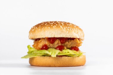 Peynirli ve domatesli hamburger.