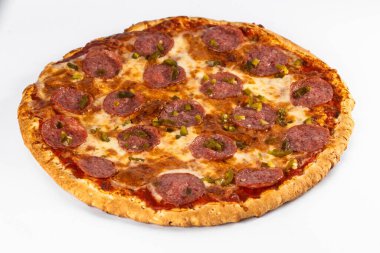 Jambonlu, peynirli ve mantarlı pizza.