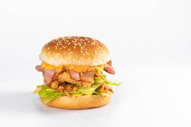 Beyaz arkaplanda lezzetli bir hamburger