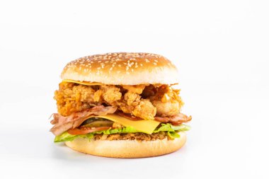 Beyaz arkaplanda lezzetli bir hamburger