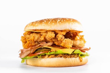 Beyaz arka planda lezzetli bir sandviç.