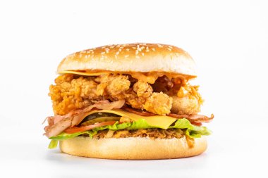 Beyaz arka planda lezzetli bir sandviç.