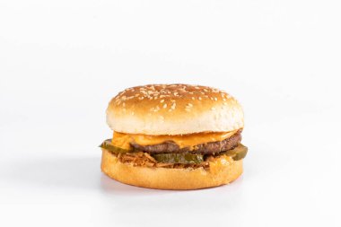 Beyaz arkaplanda lezzetli bir hamburger