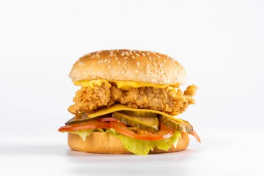 Beyaz arkaplanda lezzetli bir hamburger