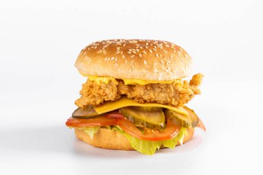 Beyaz arka planda peynirli ve domatesli hamburger.