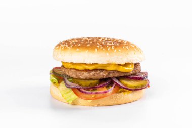 Beyaz arka planda peynirli ve domatesli hamburger.