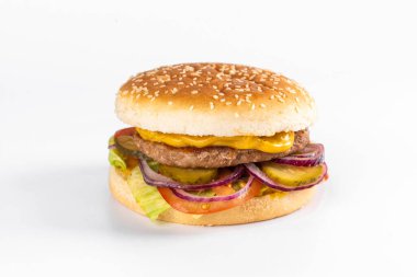 Biftek, domates ve soğanlı hamburger.