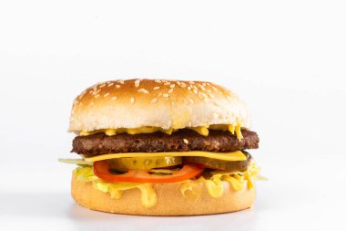 Beyaz arkaplanda lezzetli bir hamburger
