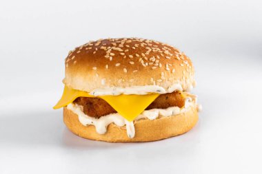 Beyaz arka planda pirzolalı hamburger.