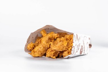 Beyaz tabakta kızarmış tavuk.