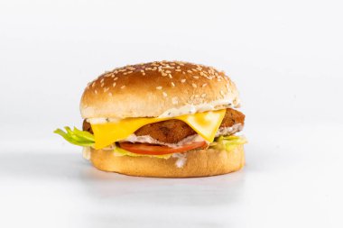 Büyük bir hamburgerle çizburgerin yakın plan çekimi.