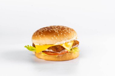 Beyaz arkaplanda lezzetli bir hamburger