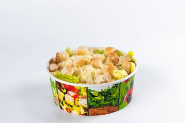 Kızarmış pirinç ve salata.