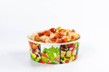 Peynirli cips ve beyaz arka planda sebzeler.